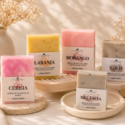 Cinco sabonetes artesanais coloridos com rótulos de aromas variados para cara e corpo