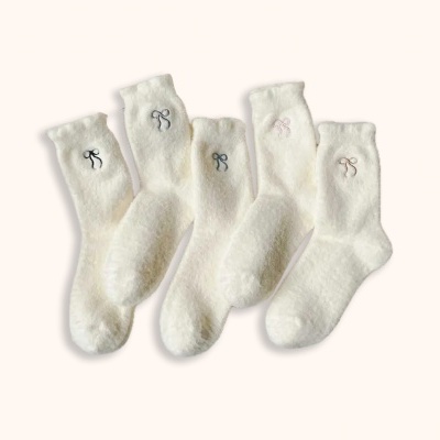 Conjunto de cinco meias brancas felpudas com bordado de laço colorido