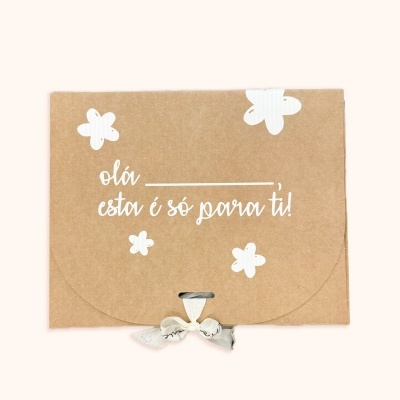 Envelope de papel castanho com flores brancas e texto branco