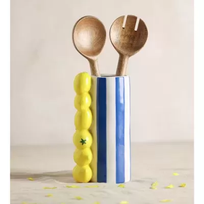 Conjunto de colheres de madeira em suporte cerâmico azul e branco com pega amarela em forma de tomates.