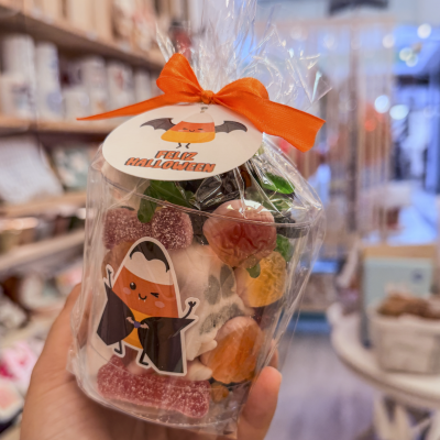 Embalagem plástica de doces variados com laço laranja e etiqueta FESTA HALLOWEEN