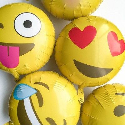 Balões metálicos amarelos com emojis divertidos