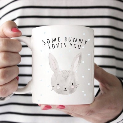 Caneca branca com desenho e texto 'SOME BUNNY LOVES YOU'