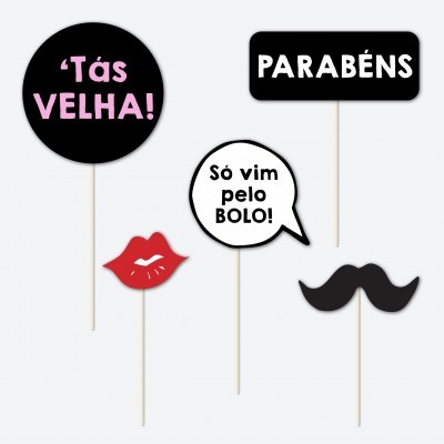 Acessórios para festa com mensagens em português e formas divertidas, incluindo placas, boca e bigode.