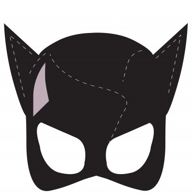 Máscara preta com orelhas pontiagudas e recortes para os olhos