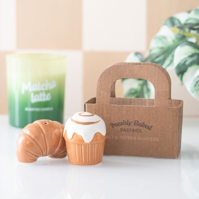 Saleiro e pimenteiro em forma de croissant e cupcake com embalagem de papel