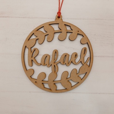 Ornamento pendente de madeira com nome Rafael e padrão de folhas