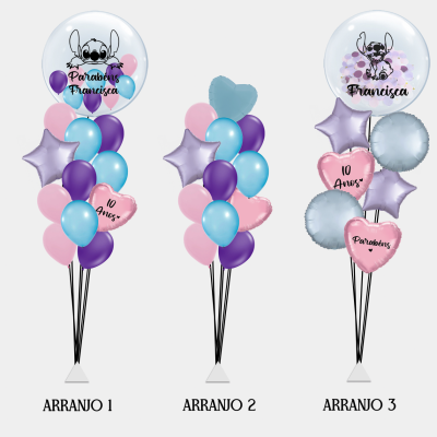 Três arranjos coloridos de balões comemorativos com textos para festa de 10 anos