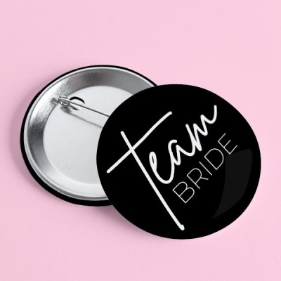 Botão Team Bride preto com texto branco, parte traseira de metal com alfinete