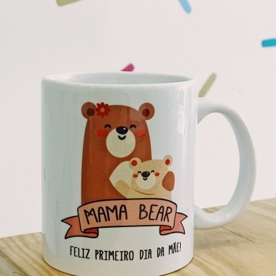 Caneca branca com desenho de mãe e filho urso e texto comemorativo do Dia da Mãe