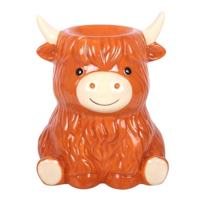 Boneco decorativo em cerâmica em forma de vaca castanha sorridente com chifres creme.