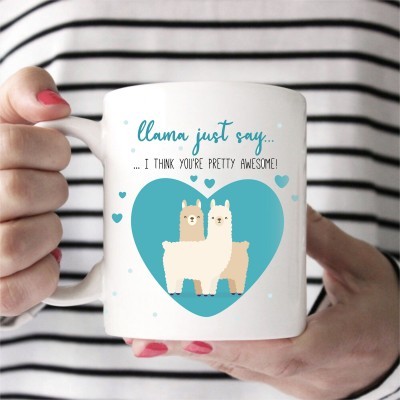 Caneca branca com desenho de duas lhamas e texto em inglês