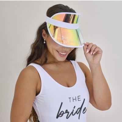 Mulher com top branco THE bride e viseira branca holográfica