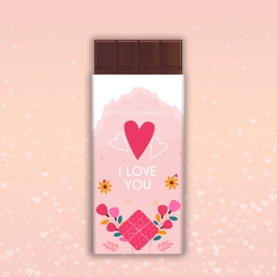 Barra de chocolate com embalagem rosa decorada com corações, flores e texto para o Dia dos Namorados