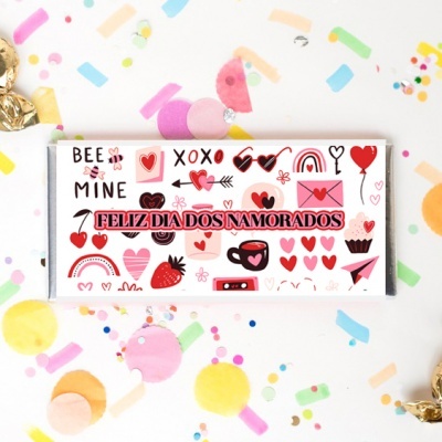 Embalagem decorada com desenhos de corações e texto FELIZ DIA DOS NAMORADOS