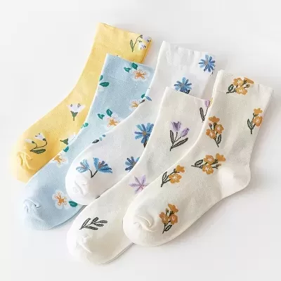 Cinco pares de meias coloridas com padrão floral em fundo claro