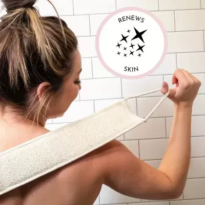 Mulher a usar fita exfoliante branca para a pele nos ombros