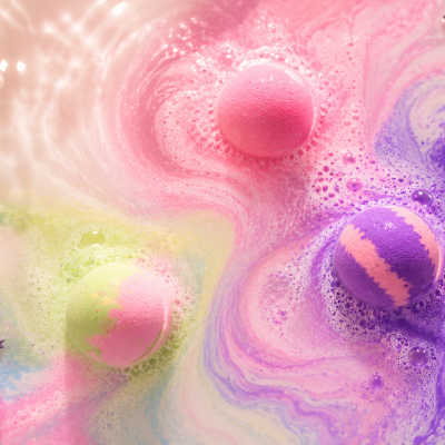 Bombas de banho coloridas a dissolver na água com espuma e flores