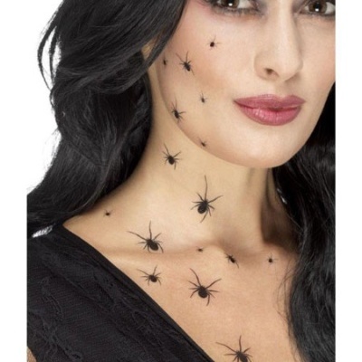 Mulher com adesivos de aranhas pretas no pescoço e rosto
