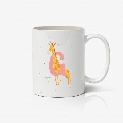 Caneca branca com ilustração de girafa e letra G cor-de-rosa