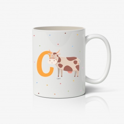 Caneca branca com ilustração de vaca e letra C laranja