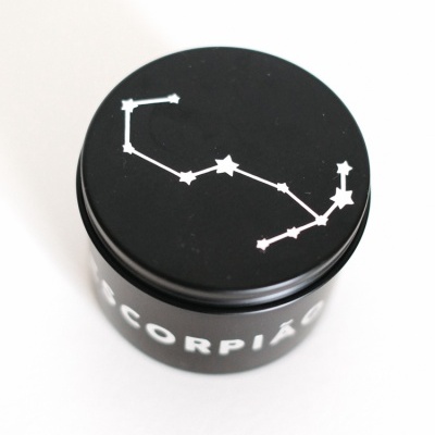 Frasco preto com tampa decorada com constelação de Escorpião e texto ESCORPIÃO