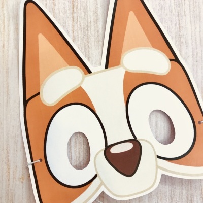 Máscara de papel de rosto de cão com olhos recortados e elástico branco