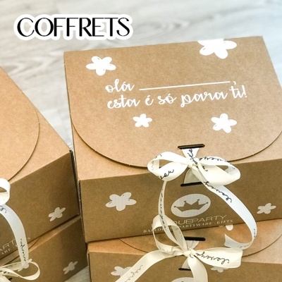 Caixas de presente em papel kraft com flores brancas e fita decorativa