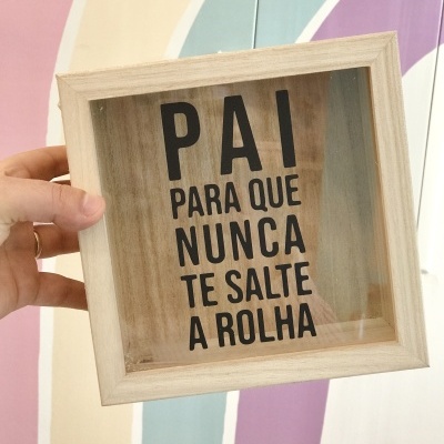 Quadro em madeira com texto para pai, fundo colorido em tons pastel