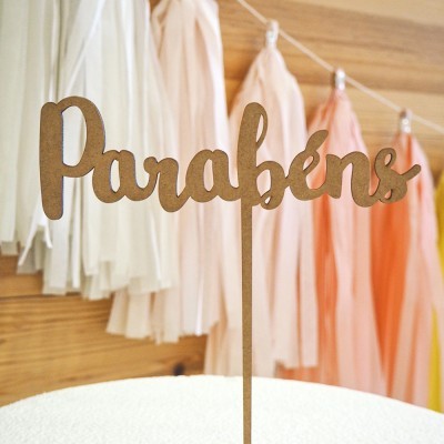 Topo de bolo de madeira com palavra Parabéns e fundo decorativo colorido