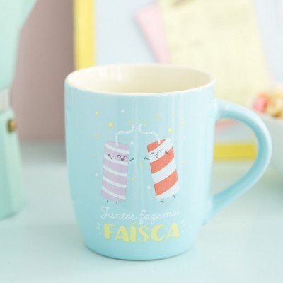 Caneca azul clara com desenho de dois rolos festivos sorridentes e texto 'Juntos fazemos FAISCA'