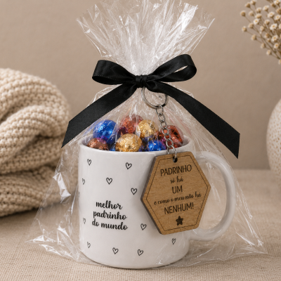 Caneca com presentes embalada em celofane com fita preta
