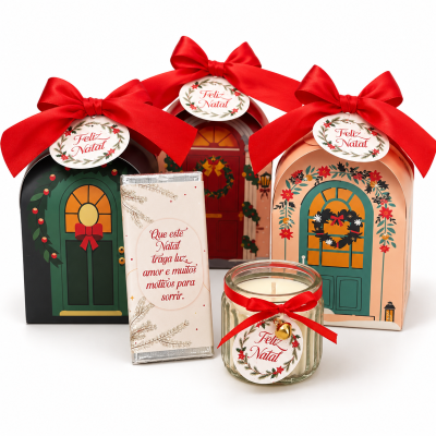Presentes e vela decorados para Natal com laços vermelhos e mensagens de Feliz Natal