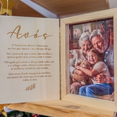 Quadro de madeira com texto sobre avós e foto de casal idoso com criança e urso de peluche
