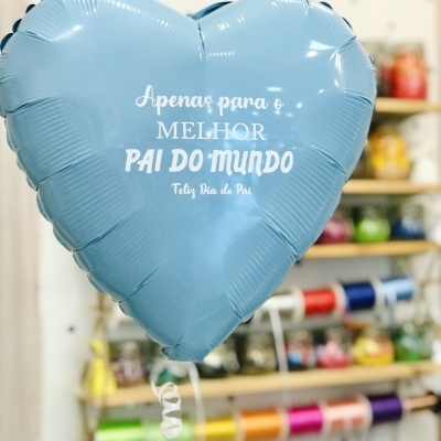 Balão azul em forma de coração com texto sobre o Dia do Pai