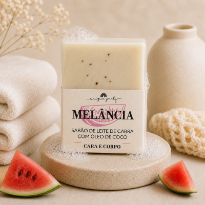 Sabonete sólido com rótulo MELANCIA e fatias de melancia em cenário neutro