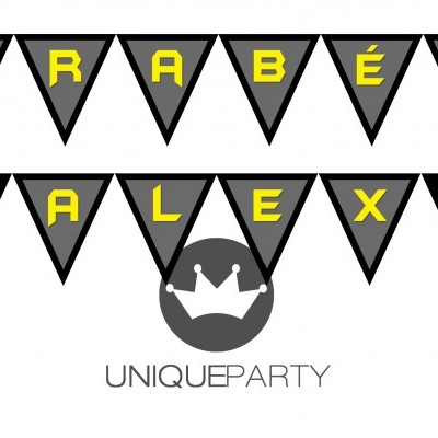 Faixa de bandeirinhas pretas com letras amarelas e símbolos do Batman