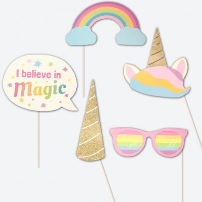 Acessórios de photobooth coloridos com tema de unicórnio e magia