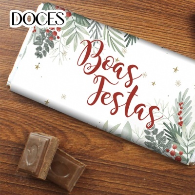 Barra de chocolate com embalagem branca decorativa e texto 'Boas Festas'