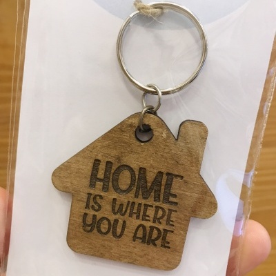 Porta-chaves de madeira com texto 'HOME IS WHERE YOU ARE'