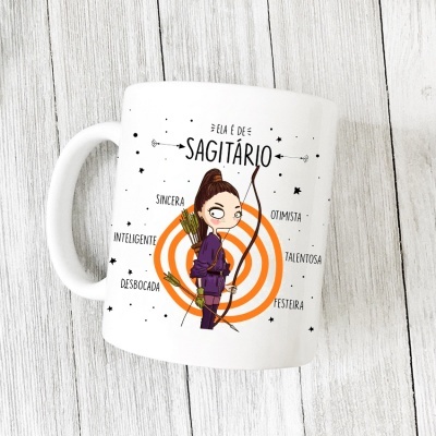 Caneca branca com desenho e texto sobre signo Sagitário