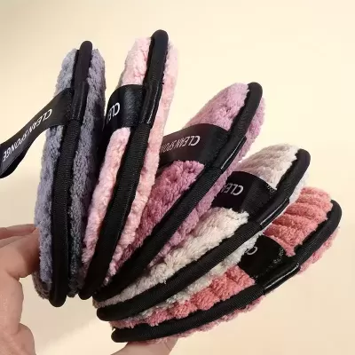 Cinco esponjas de microfibra coloridas para limpeza com etiquetas pretas