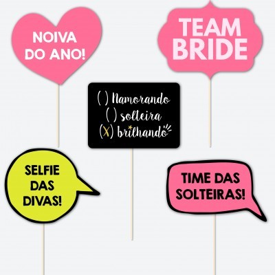 Cinco placas para festa com mensagens de noiva e solteiras em várias cores e formas