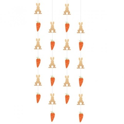 Enfeite pendurado de coelhos e cenouras