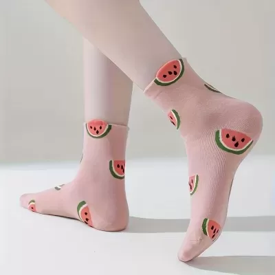 Meias cor-de-rosa com padrão de fatias de melancia