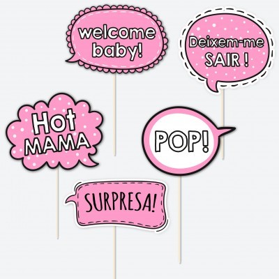 Cinco plaquinhas decorativas rosa e branco com textos em inglês e português