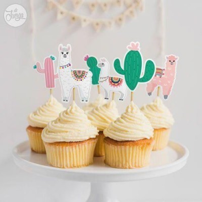 Cinco cupcakes com toppers de lhamas e cactos em base branca