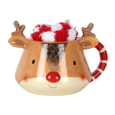 Caneca de cerâmica com rosto de rena e meias felpudas dentro