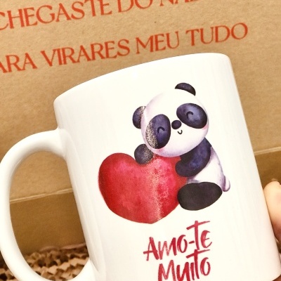 Caneca branca com panda e coração vermelho com texto 'Amo-te Muito'