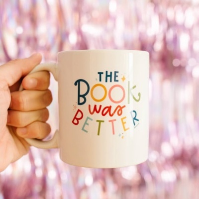 Caneca branca com frase colorida THE BOOK WAS BETTER